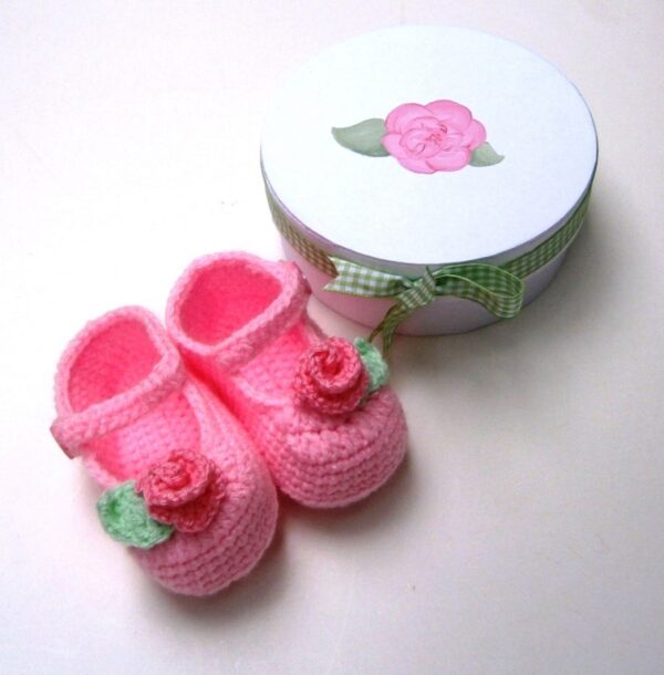 Baby steps - hand knitted shoes for boys in a wooden box NBG049