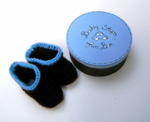 Baby steps - hand knitted shoes for girls in a wooden box NBG048