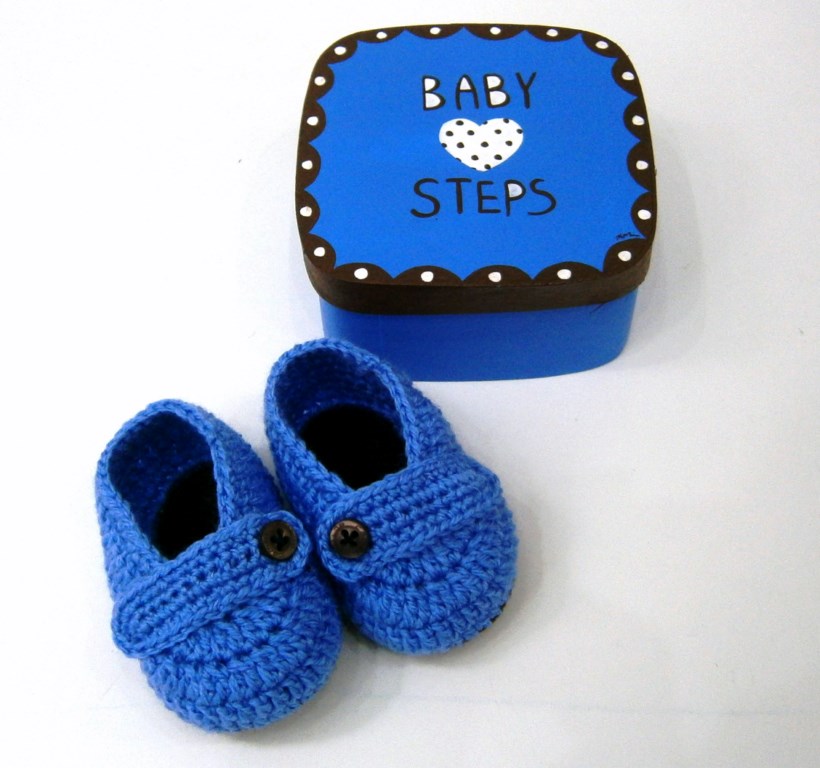 Baby steps - hand knitted shoes for boys in a wooden box NBG052