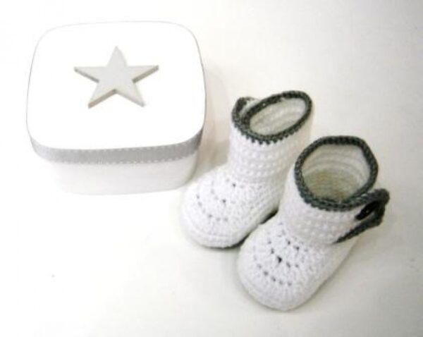 Baby steps - hand knitted shoes for boys in a wooden box NBG052