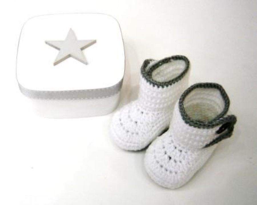 Baby steps - hand knitted shoes in a wooden box NBG053