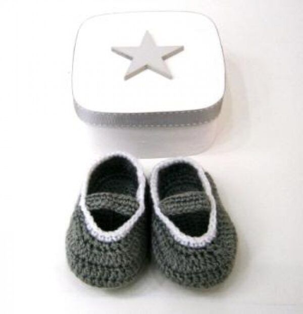 Baby steps - hand knitted shoes in a wooden box NBG053