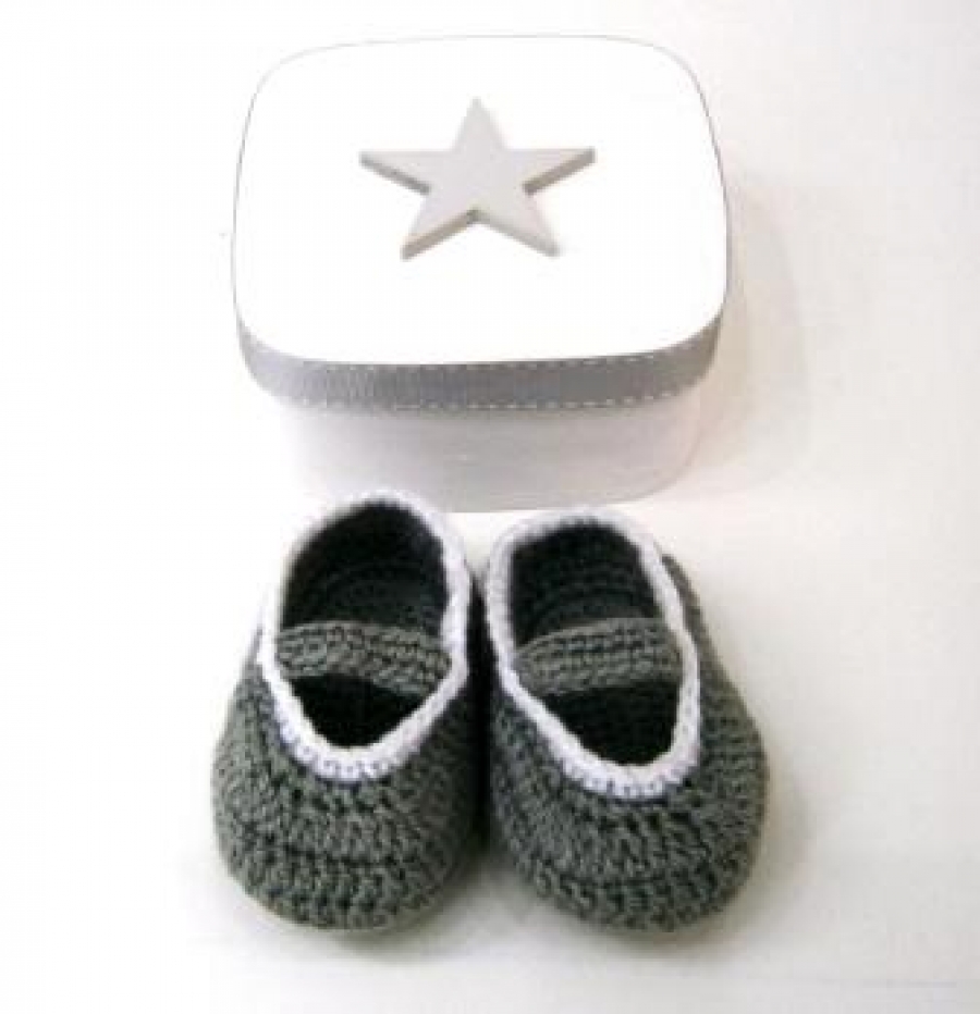 Baby steps - hand knitted shoes for girls in a wooden box NBG054