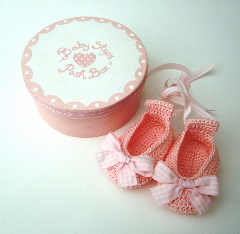 Baby steps - hand knitted shoes for girls in a wooden box NBG059