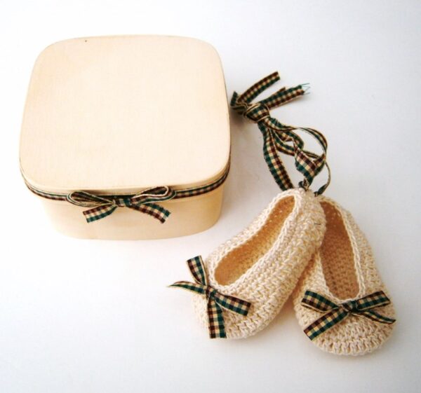 Baby steps - hand knitted shoes for girls in a wooden box NBG056