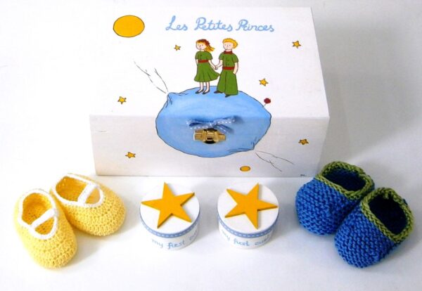 Baby steps - hand knitted shoes for girls in a wooden box NBG059