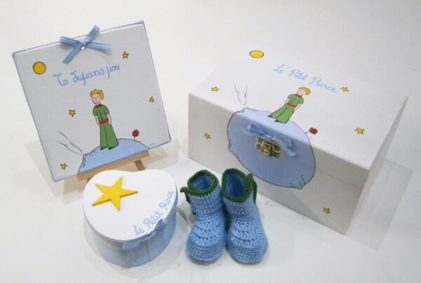 Baby steps - hand knitted shoes in a wooden box NBG070