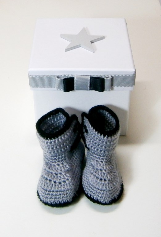 Baby steps - hand knitted shoes in a box NBG071