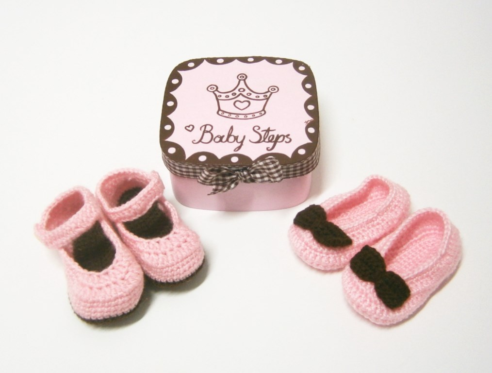 Baby steps - hand knitted shoes for girls in a wooden box NBG072