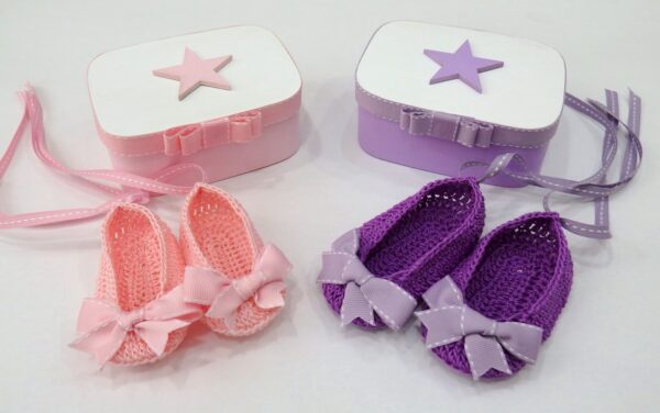 Baby steps hand knitted shoes for girls in a wooden box NBG093