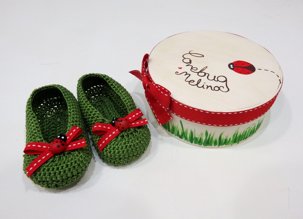 Baby steps - hand knitted shoes for girls in a wooden box NBG012