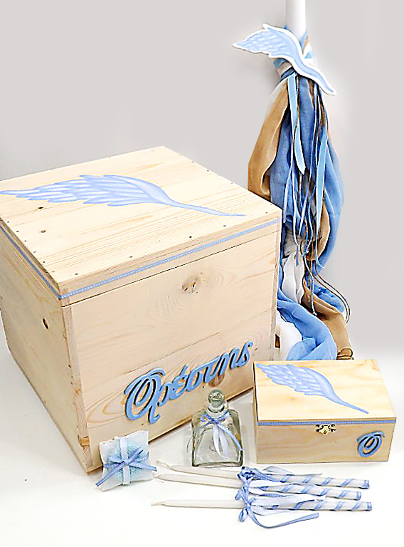 Βαπτιστικό σετ Γαλάζιο φτερό για αγόρια, με ξύλινο κουτί στο φυσικό χρώμα, χειροποίητο και ζωγραφισμένο στο χέρι, με λαμπάδα βάπτισης, λαδόκουτο και λαδοσέτ
