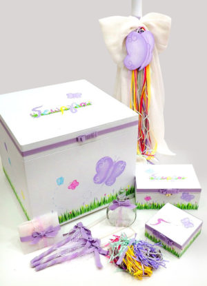 Σετ βάπτισης πεταλούδα για κορίτσι χειροποίητο με ζωγραφισμένο κουτί με το όνομα του παιδιού, ασορτί λαμπάδα βάπτισης, λαδόκουτο και λαδοσέτ