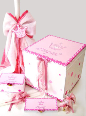 Βαπτιστικό πακέτο Κορώνα για κορίτσι Ροζ φουξ, ολοκληρωμένο σετ βάπτισης με ζωγραφισμένο κουτί, ασορτί λαμπάδα και λαδοσέτ σε ρομαντικό στυλ