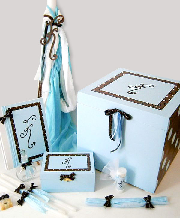 Βαπτιστικό πακέτο με αρχικό ονόματος για αγόρι, ολοκληρωμένο σετ βάπτισης σε γαλάζιες καφέ αποχρώσεις με ζωγραφιστό κουτί βάπτισης, λαμπάδα και λαδοσέτ