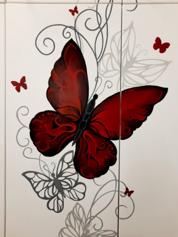 Ζωγραφική ντουλάπας για παιδικό δωμάτιο Πεταλούδες